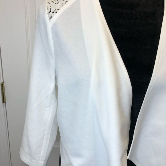 Jack cream open front lace back blazer, size medium - Picture 4 of 9